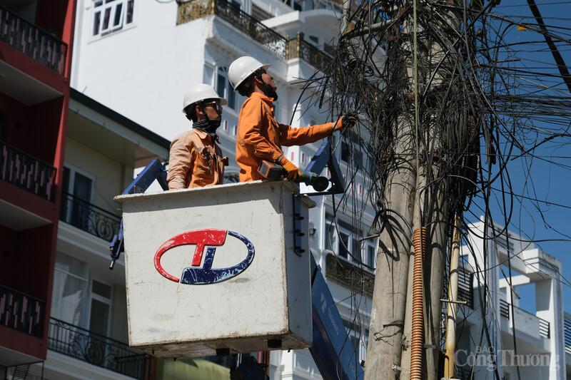 Ngày 13/11, Đội Quản lý điện Đà Lạt hỗ trợ đơn vị thi công di dời 4/11 trụ điện nằm trên lòng đường. Ảnh: Lê Sơn