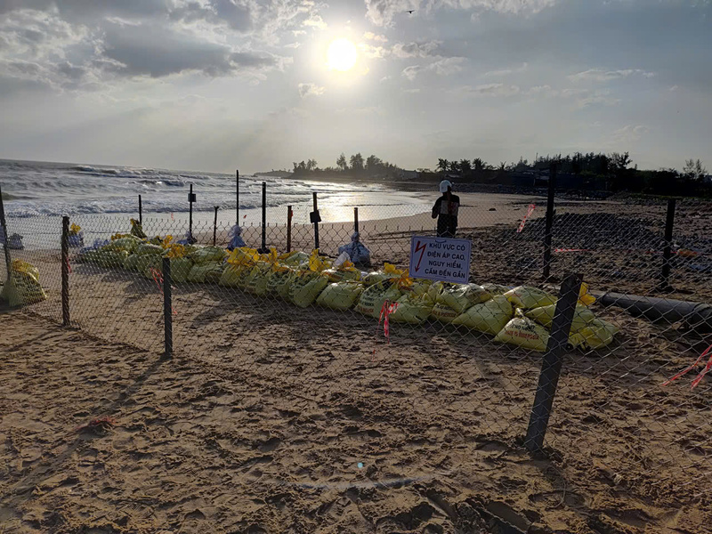 Dựng hàng rào cọc sắt kết hợp lưới B40 khoanh vùng hàng lang an toàn và đặt biển cảnh báo nguy hiểm tại khu vực đoạn cáp ngầm bị lộ thiên.