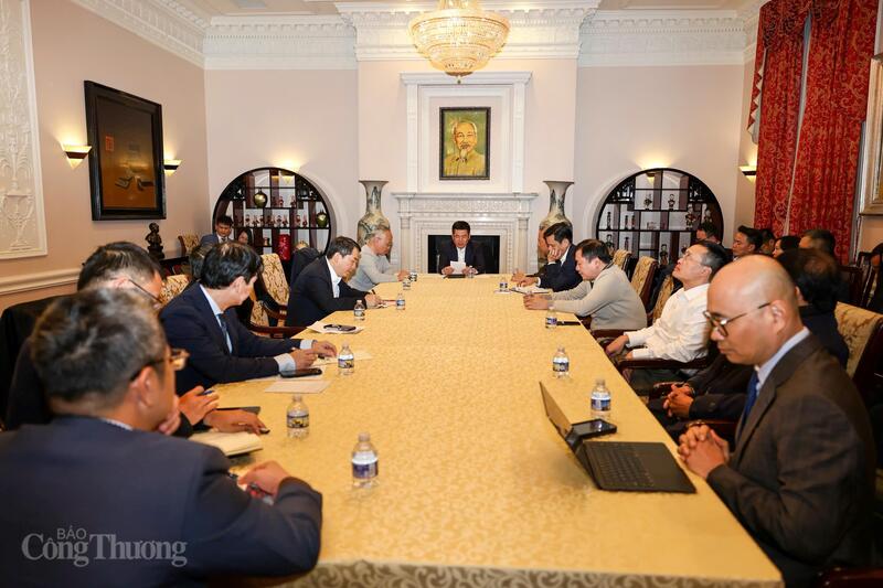 Đoàn đàm phán họp triển khai công việc. Ảnh: Nguyên Minh