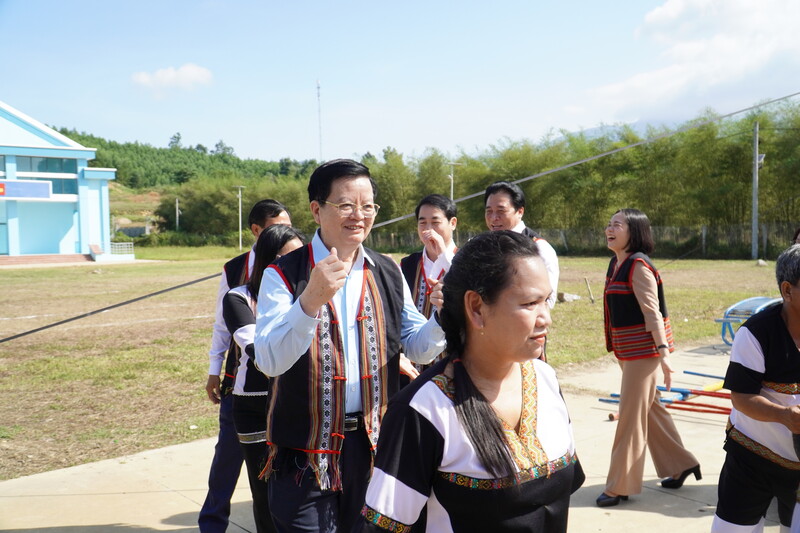 Phó Thủ tướng Mai Văn Chính chung vui cùng người dân xã Bắc Khánh Vĩnh.