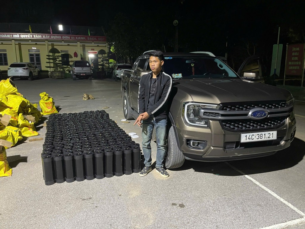 Bắt giữ đối tượng vận chuyển trái phép 224 bình khí Bắt giữ đối tượng vận chuyển trái phép 224 bình khí