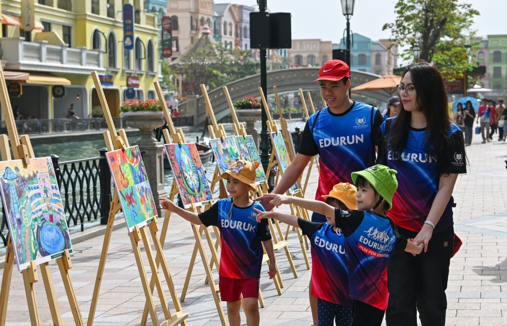 . Các tác phẩm tranh vẽ từ cuộc thi “Gửi Tương Lai Xanh 2050” mùa 1 được giới thiệu trưng bày tại sự kiện “Ngày Hội Xanh 2025” do Vingroup tổ chức vào tháng 3/2025. Ảnh: QVTLX. . Các tác phẩm tranh vẽ từ cuộc thi “Gửi Tương Lai Xanh 2050” mùa 1 được giới thiệu trưng bày tại sự kiện “Ngày Hội Xanh 2025” do Vingroup tổ chức vào tháng 3/2025. Ảnh: QVTLX.