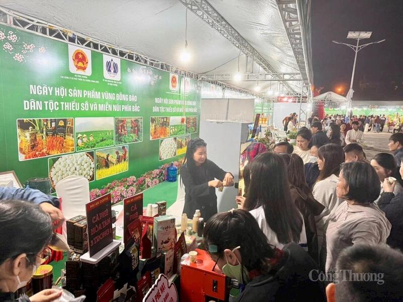 Ngày hội sản phẩm vùng đồng bào dân tộc thiểu số và miền núi phía Bắc năm 2025 thu hút đông đảo người dân và du khách