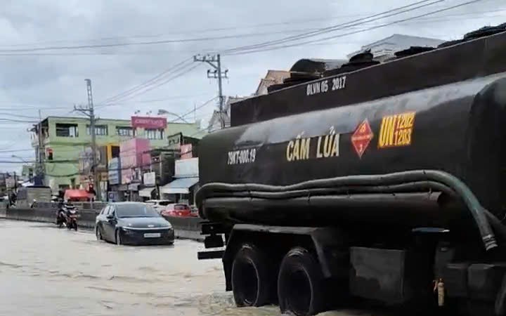 Mưa lớn cũng đã gây ngập lụt tại nhiều điểm trong tỉnh: Mưa lớn cũng đã gây ngập lụt tại nhiều điểm trong tỉnh: