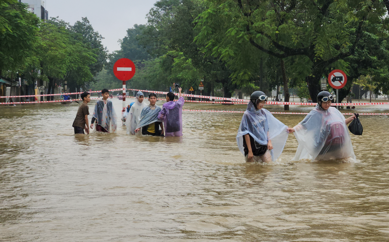 Những ngày qua, trên địa bàn TP. Huế xuất hiện đợt mưa rất lớn khiến nhiều nơi ngập sâu, giao thông chia cắt. Toàn thành phố có hơn 12.200 ngôi nhà bị ngập, với mức nước từ 0,3m – 0,5 m.