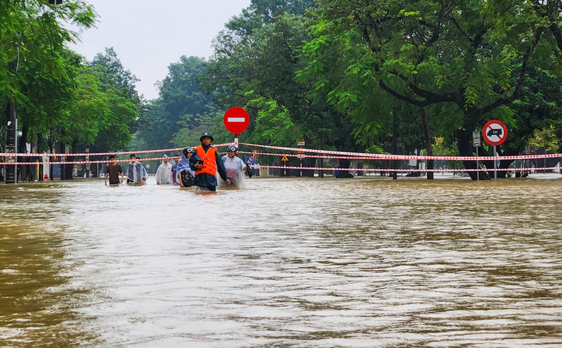 Trước tình hình nguy hiểm, các lực lượng chức năng đã triển khai di dời 242 hộ với 663 nhân khẩu ở vùng xung yếu đến khu vực an toàn. Ảnh: Nguyễn Do.