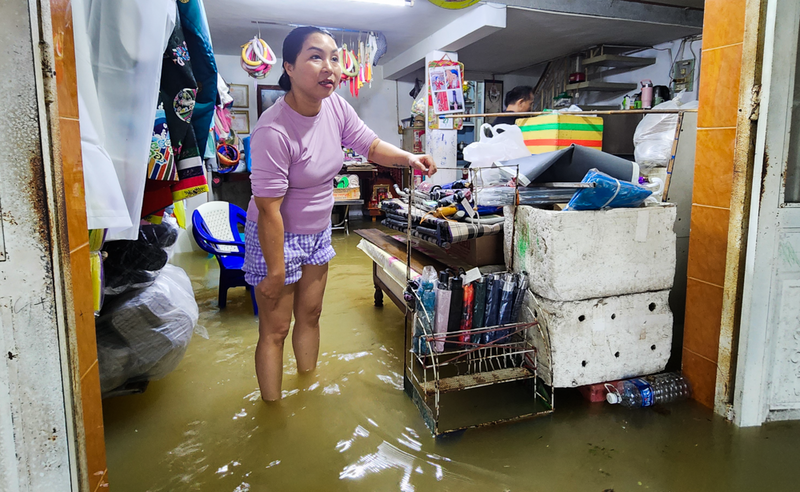 Nước lũ dâng khiến hàng trăm ki ốt của tiểu thương ở chợ Phong Mỹ ở phường Phong Điền, TP Huế bị ngập lụt.