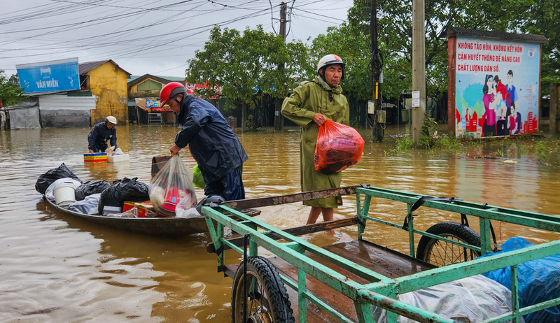 Sáng 18/11, hàng chục tiểu thương đã vượt qua con đường ngập lụt để cố gắng tiếp cận khu chợ. Cảnh tượng đập vào mắt họ là sự tan hoang, quần áo, vải vóc, nhu yếu phẩm ngâm nước đục ngầu.
