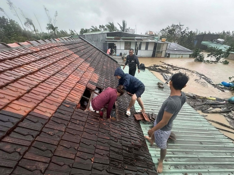 Một số hộ dân phải leo lên nóc nhà để thoát ra ngoài, chờ lực lượng chức năng giải cứu.