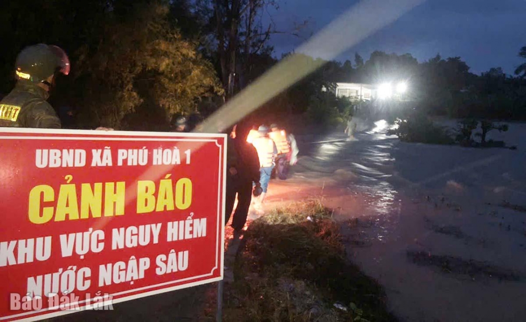 Cắm biển cnarh báo ở những khu vực nguy hiểm trên địa bàn.