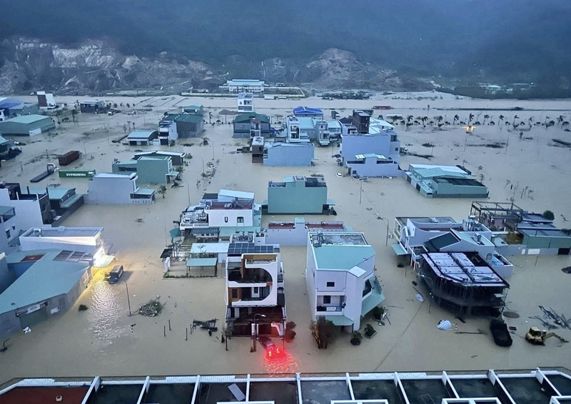 Tại khu vực Chợ Dinh, vào khoảng 5h, nước đã ngập gần hết tầng một của các căn nhà.