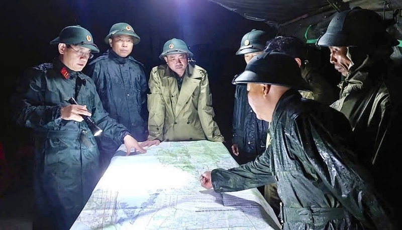 Đại tá Phan Đại Nghĩa, Phó tư lệnh kiêm Tham mưu trưởng Quân khu 5 nghe các đơn vị báo cáo phương án cứu hộ.