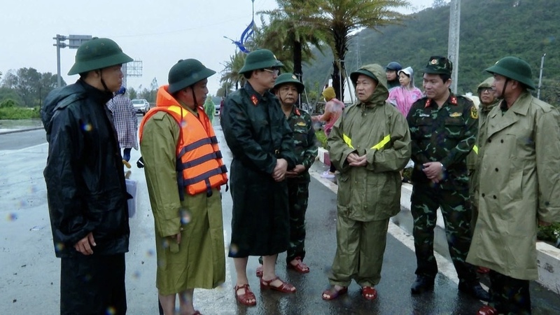 Lãnh đạo Quân khu 5 và lãnh đạo tỉnh Gia Lai có mặt tại hiện trường mưa lũ.