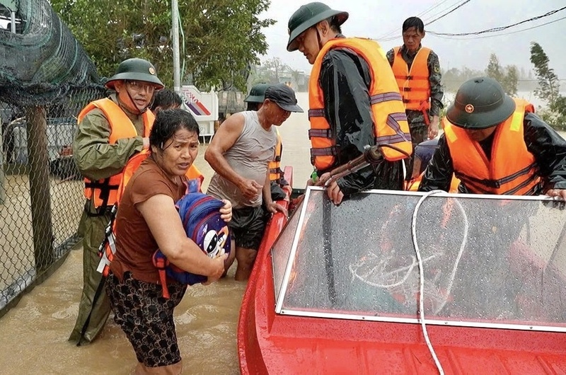 Lực lượng vũ trang đưa người dân di dời tới nơi an toàn.
