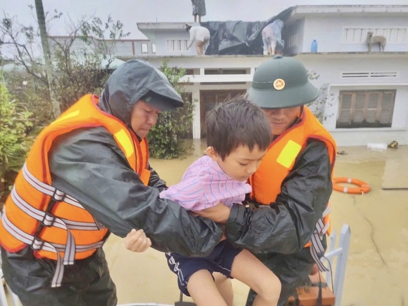 Lực lượng quân đội hỗ trợ người dân di dời tới nơi an toàn.