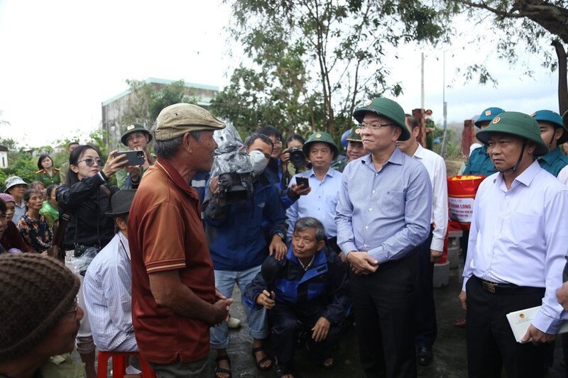 Phó Thủ tướng Lê Thành Long cùng Bí thư Tỉnh ủy Thái Đại Ngọc thăm hỏi đời sống người dân thôn Luật Lễ. Ảnh: Hồng Phúc