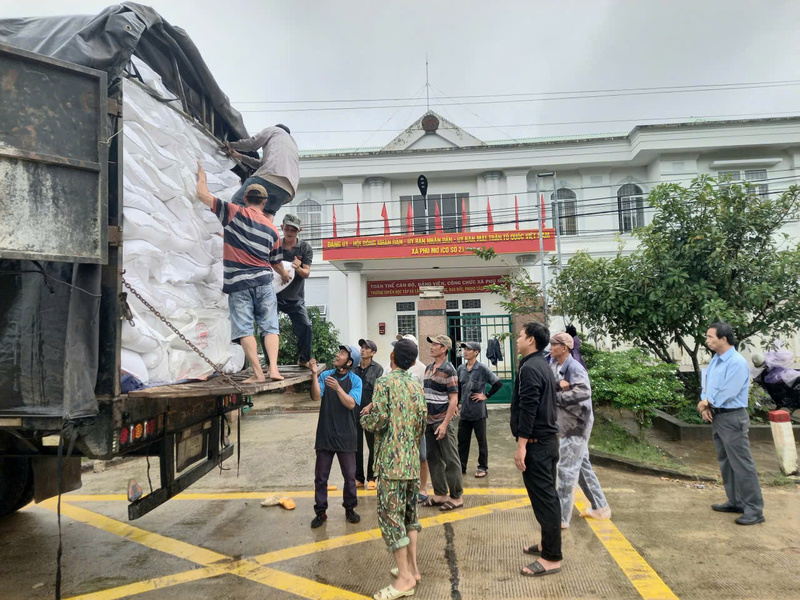 Gạo của Trung ương tập kết ở địa bàn phía Đông tỉnh Đắk Lắk để hỗ trợ người dân. Ảnh: Đỗ Lan