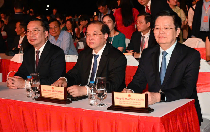 Phó Thủ tướng Chính phủ Mai Văn Chính; Thứ trưởng Bộ Văn hóa, Thể thao và Du lịch Tạ Quang Đông; Giám đốc Sở Văn hóa, Thể thao Thành phố Hồ Chí Minh Trần Thế Thuận dự Lễ khai mạc Liên hoan phim Việt Nam lần thứ XXIV. Ảnh: Bộ Văn hóa, Thể thao và Du lịch