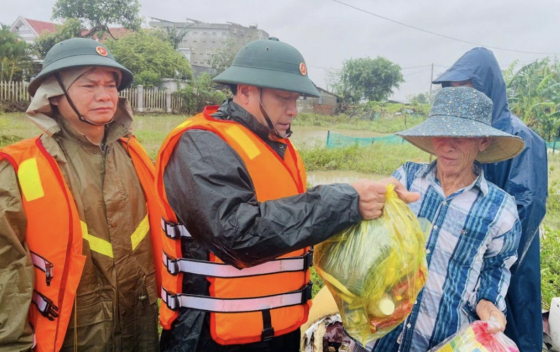 Thượng tướng Trương Thiên Tô tặng quà hỗ trợ người dân. Ảnh: Viễn Quỳnh