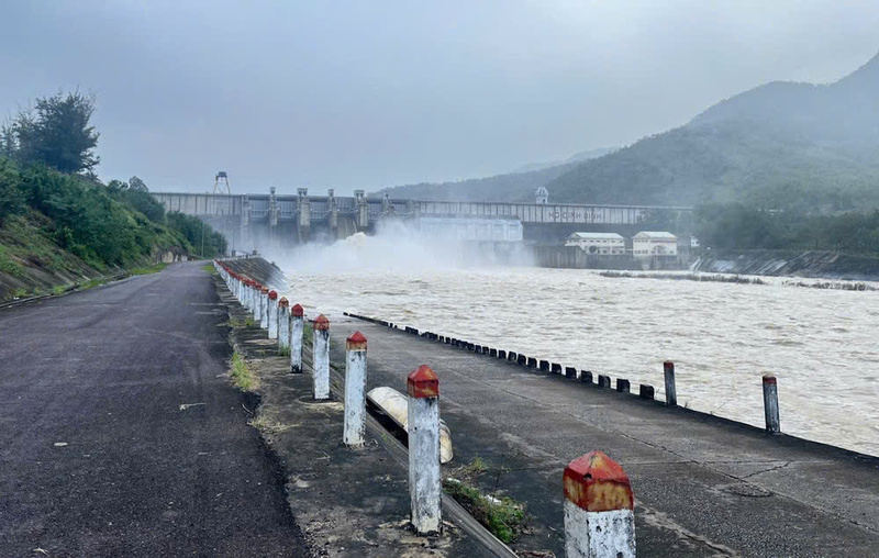 Hồ Định Bình giảm mạnh nước điều tiết về hạ du, góp phần giảm thiểu tối đa việc ngập úng vũng thấp. Ảnh: Hiền Mai