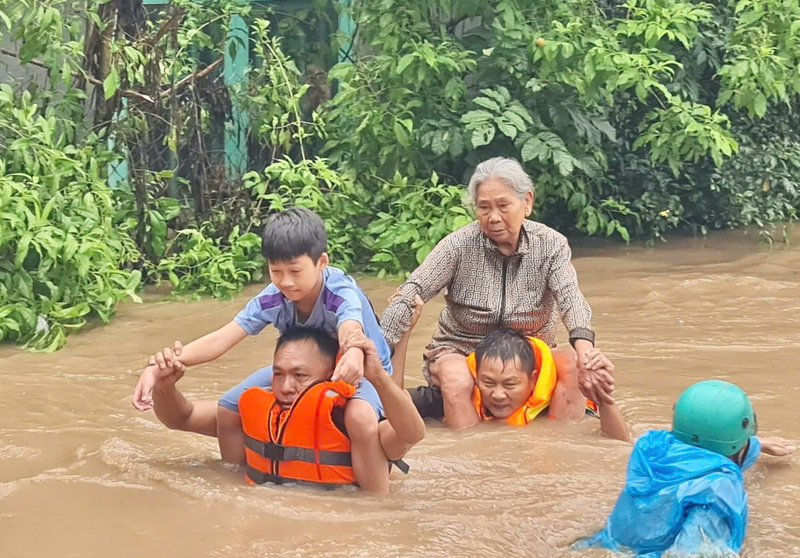 Trong những ngày qua, các lực lượng chức năng được huy động để hỗ trợ người dân vùng lũ. Ảnh: Hiền Mai
