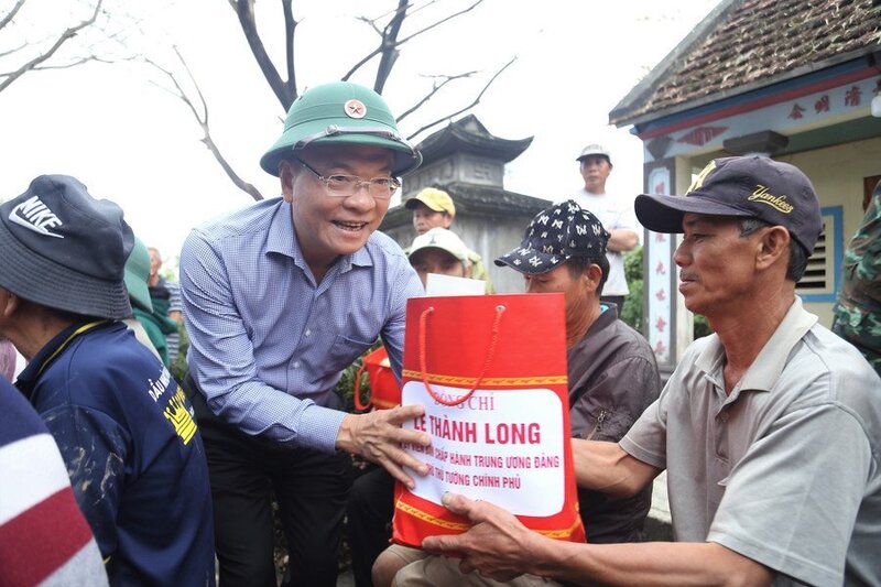 Phó Thủ tướng Lê Thành Long tặng quà người dân thôn Luật lễ. Ảnh: Hồng Phúc