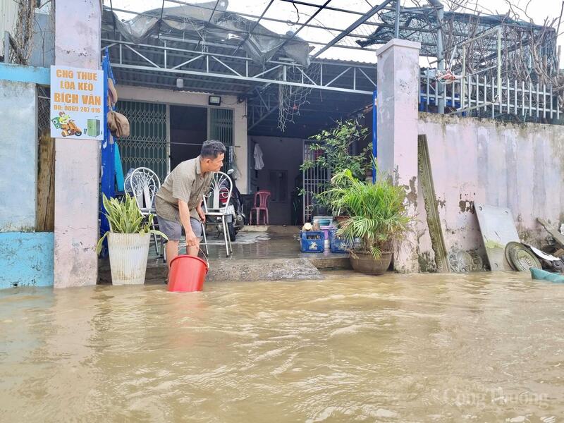 Mưa ngập gây khó khăn cho người dân trong quá trình di chuyển. Ảnh: Hiền Mai