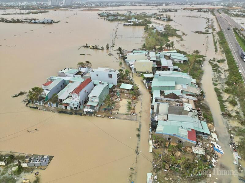 Nhiều khu dân cư ở Quy Nhơn (tỉnh Gia Lai) lại bị ngập nhẹ sau những trận mưa lớn tại thượng nguồn. Ảnh: Hiền Mai