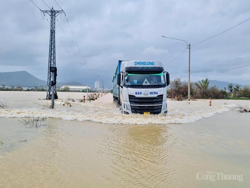 Sáng 24/11, đoạn đường Điện Biên Phủ, phường Quy Nhơn Đông ngập sâu. Ảnh: Hiền Mai