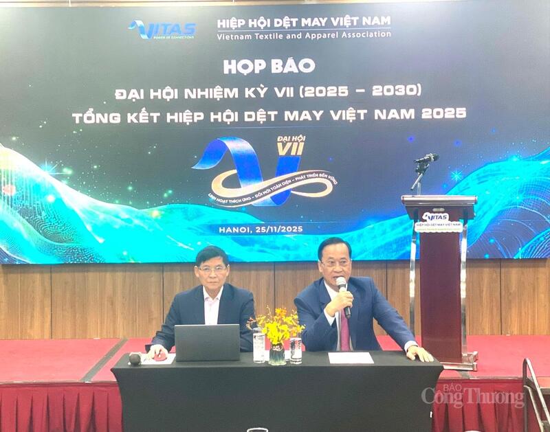 Ông Vũ Đức Giang, Chủ tịch Hiệp hội Dệt may Việt Nam phát biểu tại buổi họp báo. Ảnh: Hải Linh