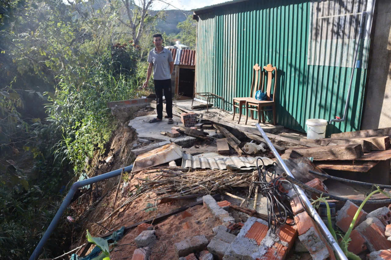 Sạt lở đã cuốn trôi khu vực nhà bếp hộ ông Nguyễn Văn Dũng