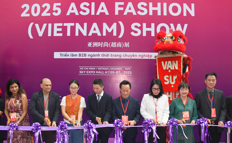Các đại biểu thực hiện nghi thức cắt băng khai mạc Asia Fashion (Viet Nam) Show 2025. Ảnh: Minh Khuê.
