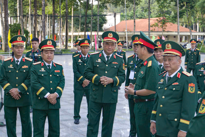 Thủ trưởng Bộ Tư lệnh Quân khu kiểm tra công tác chuẩn bị tại khu vực trồng cây lưu niệm. Ảnh: Báo Quân khu 7