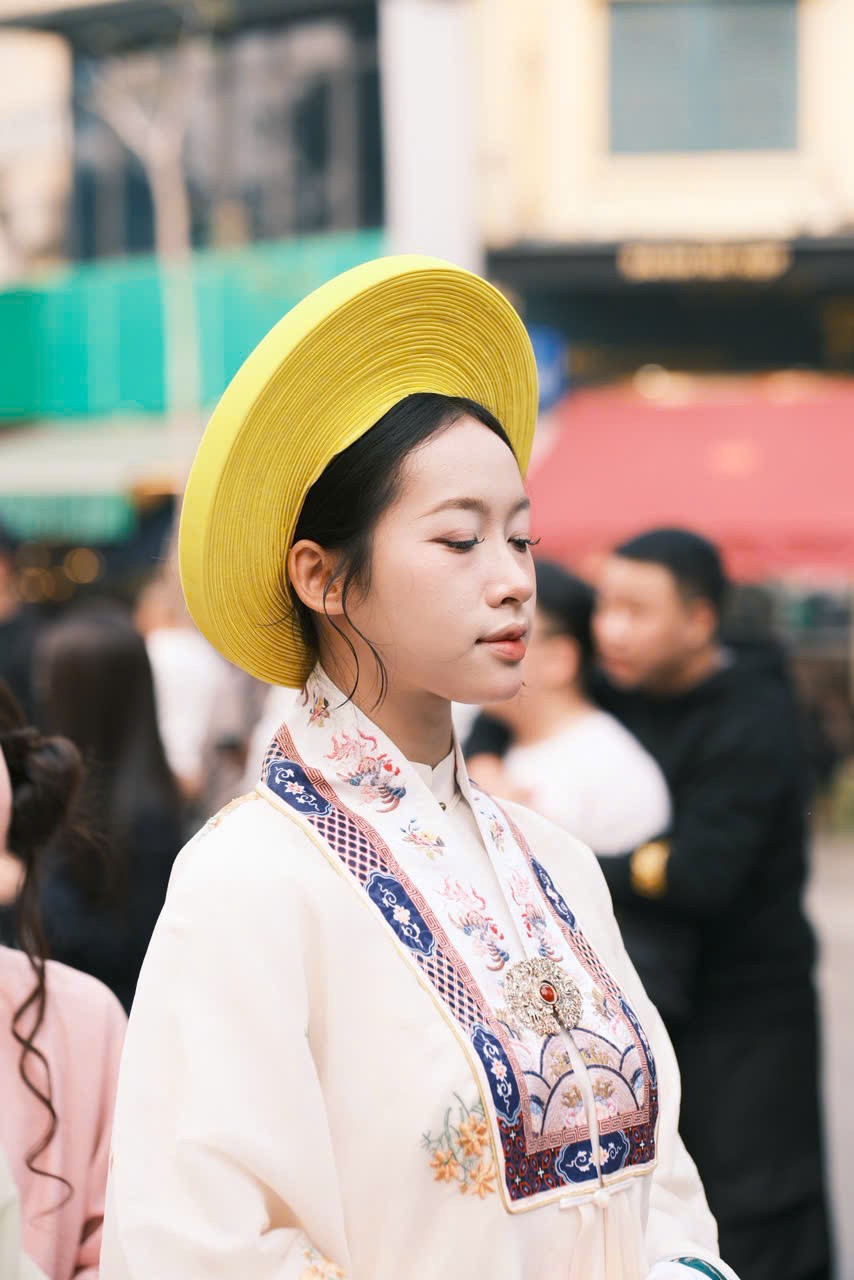 Người đẹp áo dài- HH Dân tộc Việt Nam Hiền Trang