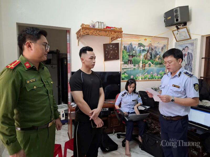 Lực lượng chức năng tỉnh Ninh Bình phát hiện và đã xử phạt chủ cơ sở kinh donah vì đã bán hàng trăm sản phẩm quần áo không rõ nguồn gốc trên sàn thương mại điện tử