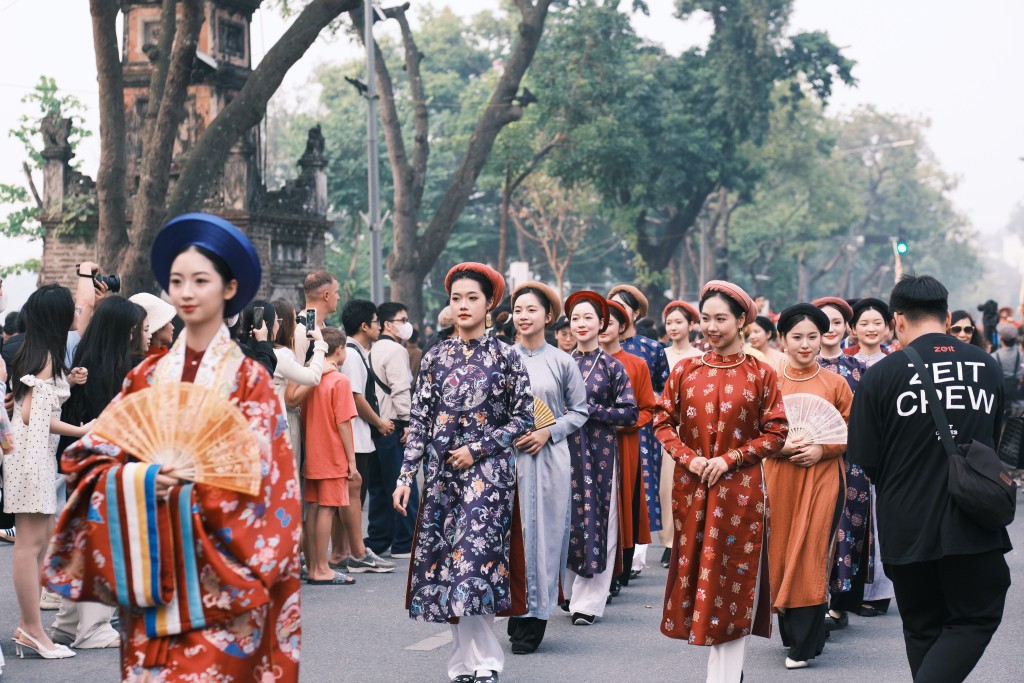 Dàn Hoa hậu rạng ngời hạnh phúc diễu hành Bách hoa hỷ sự