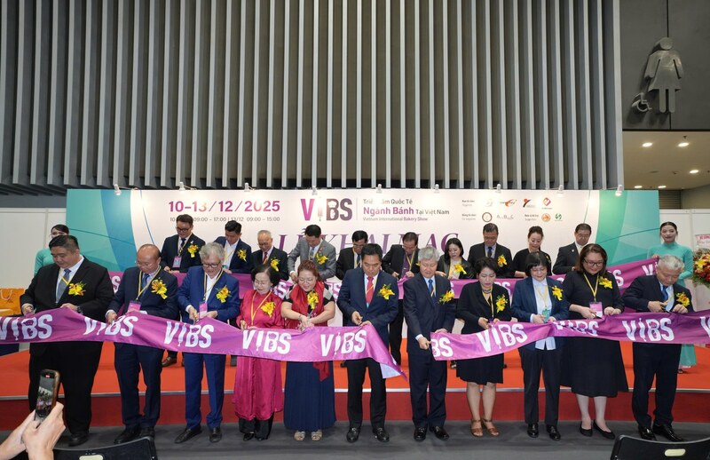 Đại biểu cắt băng khai mạc VIBS 2025. Ảnh Phương Hoa.