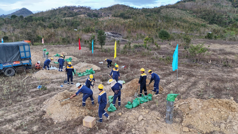 Chuẩn bị bãi nổ tại khai trường mỏ