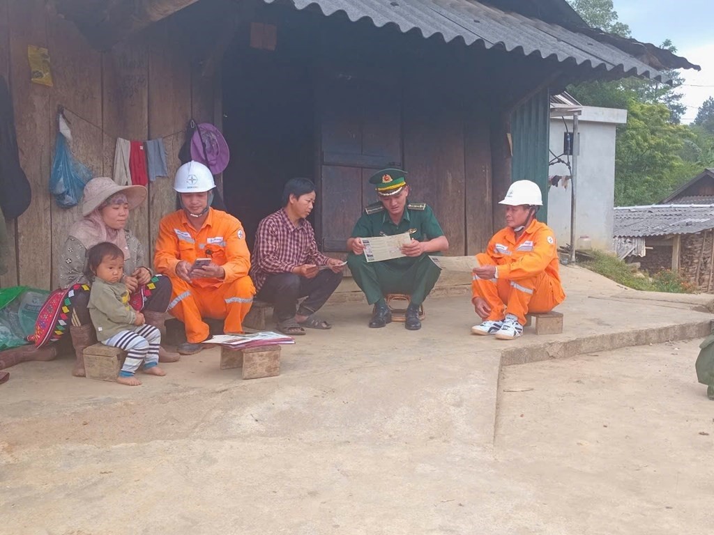 Công ty Điện lực Sơn La lắp đặt, sửa chữa và tuyên truyền hướng dẫn sử dụng điện cho khách hàng Công ty Điện lực Sơn La lắp đặt, sửa chữa và tuyên truyền hướng dẫn sử dụng điện cho khách hàng