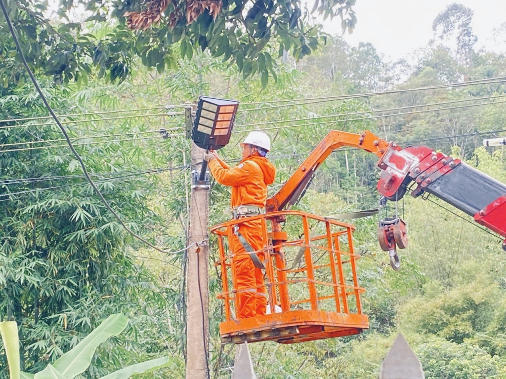 Công ty Điện lực Điện Biên triển khai các công trình thắp sáng đường quê Công ty Điện lực Điện Biên triển khai các công trình thắp sáng đường quê