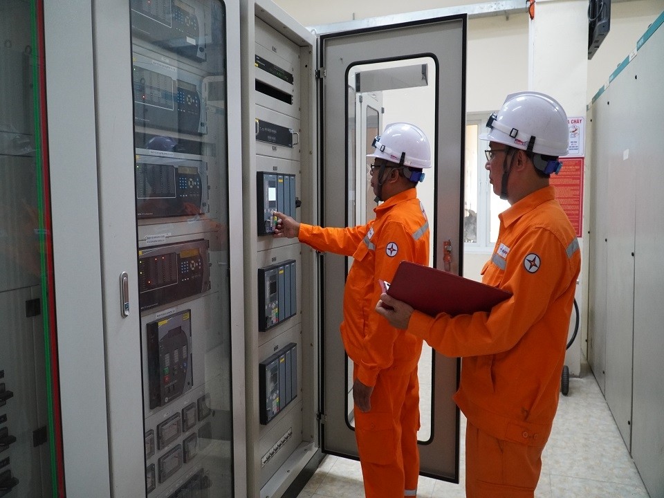Tổ Thao tác lưu động kiểm tra thông số kỹ thuật tại TBA 110 kV Cái Lân (TBA kỹ thuật số, không người trực) Tổ Thao tác lưu động kiểm tra thông số kỹ thuật tại TBA 110 kV Cái Lân (TBA kỹ thuật số, không người trực)