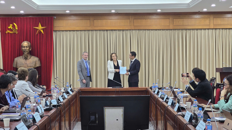 Bà Aline Des Cloizeaux, Trưởng phòng Năng lượng hạt nhân thuộc Ban Năng lượng hạt nhân của IAEA trao bản dự thảo báo cáo INIR sơ bộ tới Thứ trưởng Bộ Khoa học và Công nghệ Lê Xuân Định.