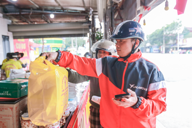 “Ngày thường, cơ sở chúng tôi bán được khoảng 5.000 – 6.000 hộp/ngày, nhưng những ngày cuối năm, lượng bán đã tăng lên 7.000 hộp/ngày. Đặc biệt, càng sát Tết Nguyên đán, nhu cầu còn tăng gấp đôi, dự kiến sẽ đạt khoảng 12.000 hộp/ngày”, bà Hương phấn khởi nói.