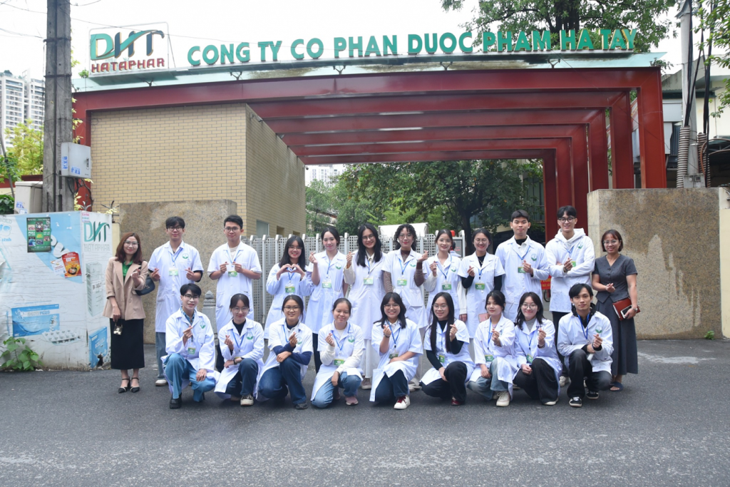 Đoàn sinh viên CLB Đổi mới Sáng tạo & Khởi nghiệp Trường Đại học Dược Hà Nội đến tham quan thực tế tại nhà máy sản xuất của công ty Cổ phần Dược phẩm Hà Tây.