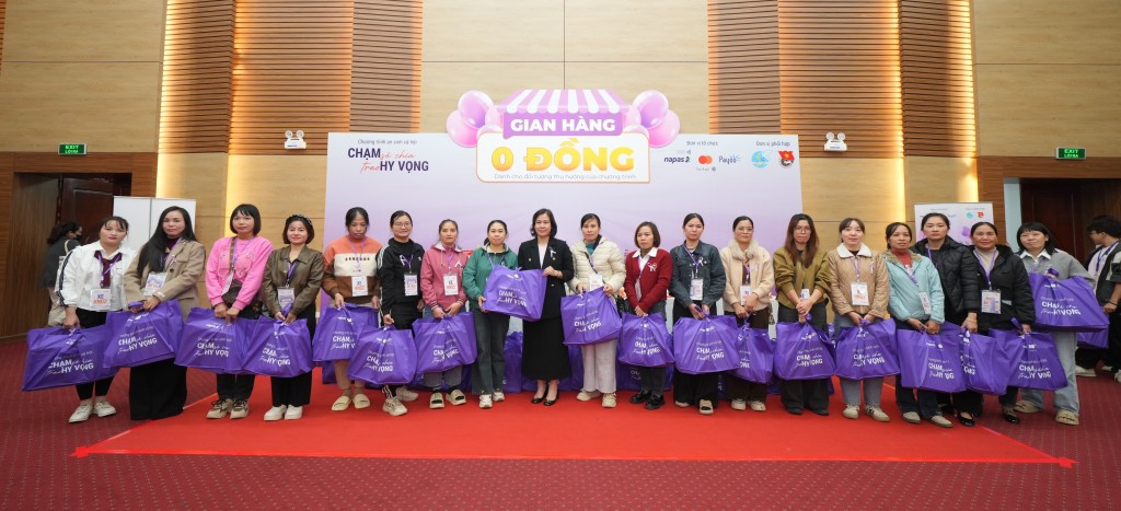 Tặng quà cho phụ nữ yếu thế tham dự sự kiện Tặng quà cho phụ nữ yếu thế tham dự sự kiện