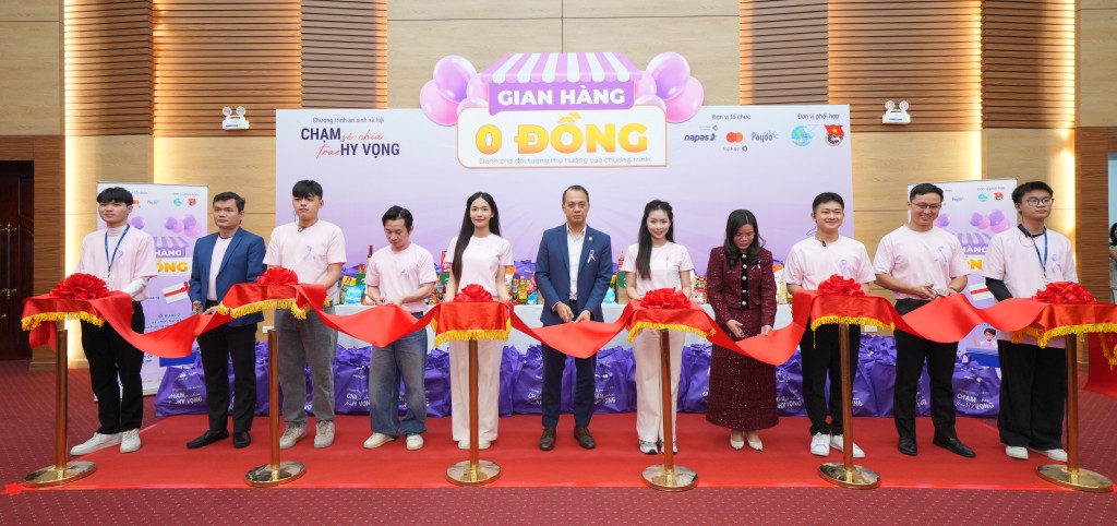 Các đại biểu cắt băng khai trương Gian hàng 0 đồng Các đại biểu cắt băng khai trương Gian hàng 0 đồng