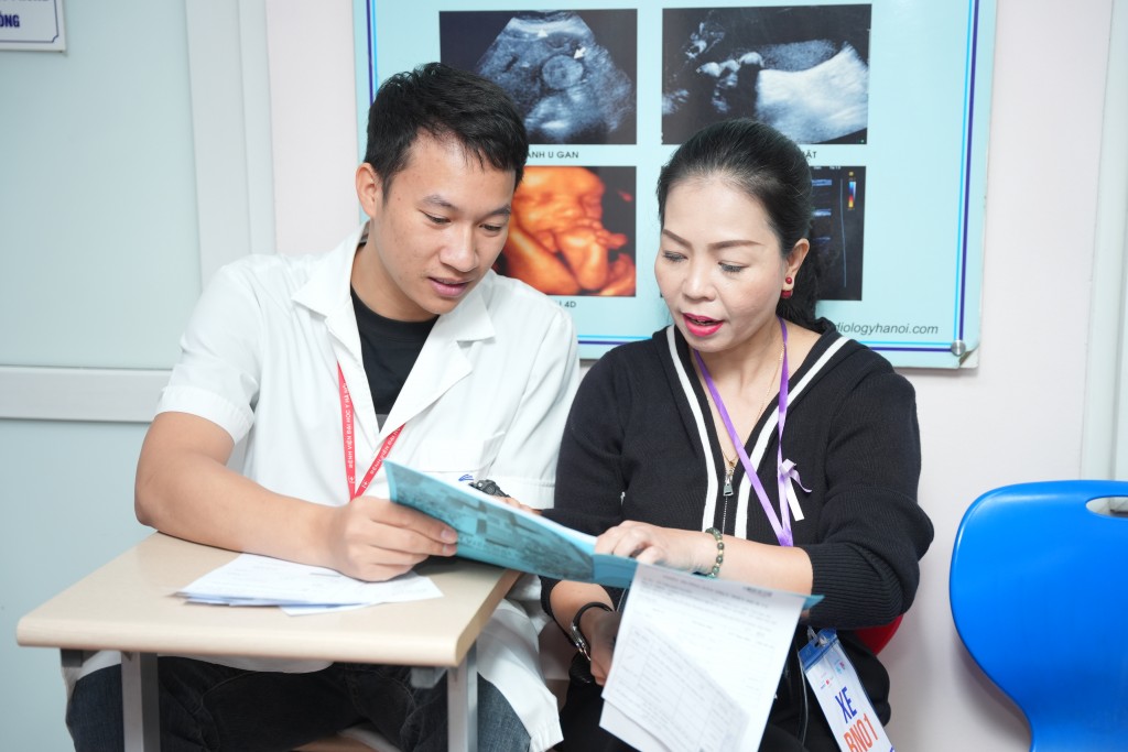 Bác sỹ tư vấn gói khám tầm soát ung thư cho phụ nữ yếu thế Bác sỹ tư vấn gói khám tầm soát ung thư cho phụ nữ yếu thế