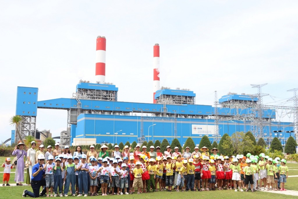 Nhà máy tổ chức cho con em người dân địa phương vào tham quan Nhà máy Nhà máy tổ chức cho con em người dân địa phương vào tham quan Nhà máy