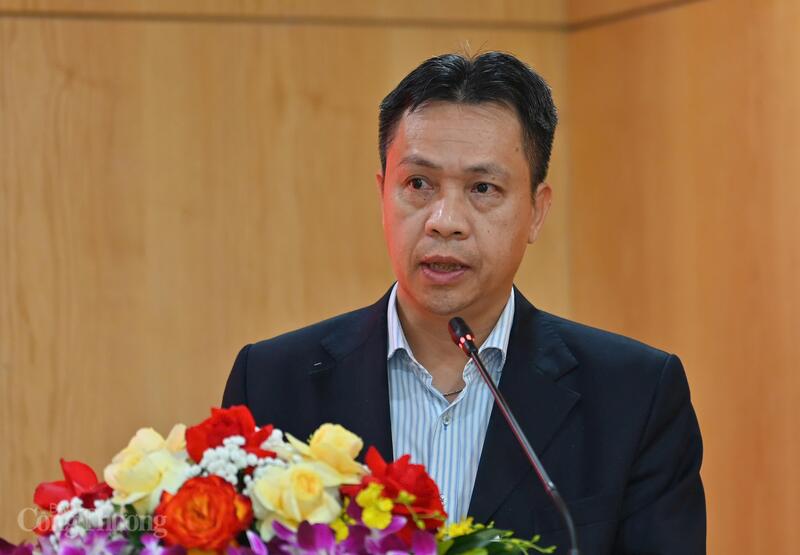 Vụ trưởng Vụ Dầu khí và Than Nguyễn Việt Sơn thay mặt Chi bộ Vụ Dầu khí và Than trình bày tham luận tại hội nghị.