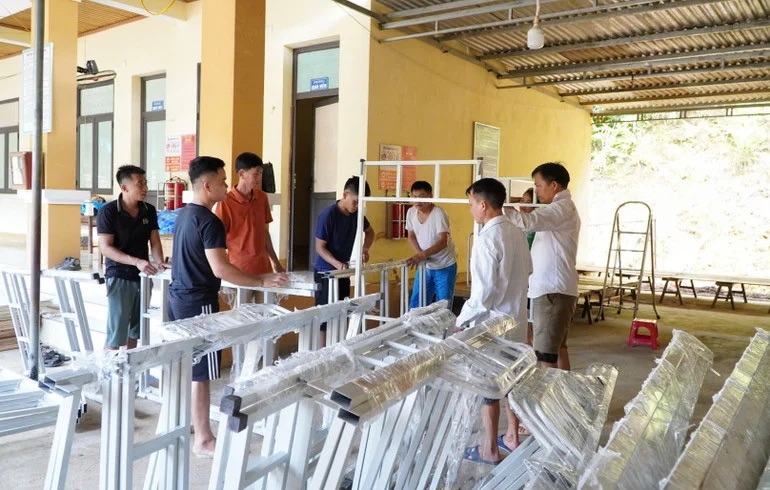 Lắp giường tầng bổ sung vào các phòng nội trú cho học sinh Trường Phổ thông Dân tộc bán trú Tiểu học Nhôn Mai